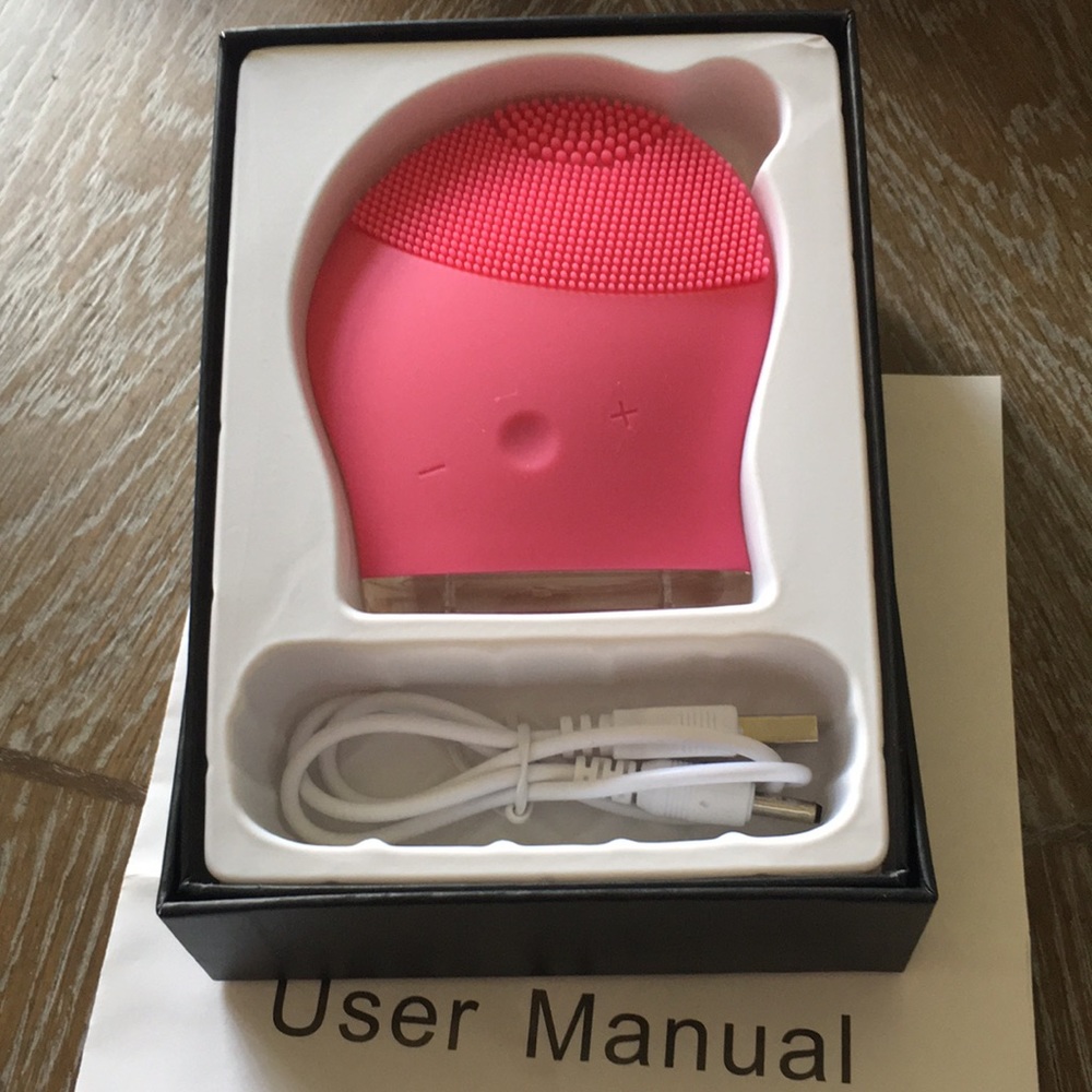 Facial Cleansing Brush. NWT.